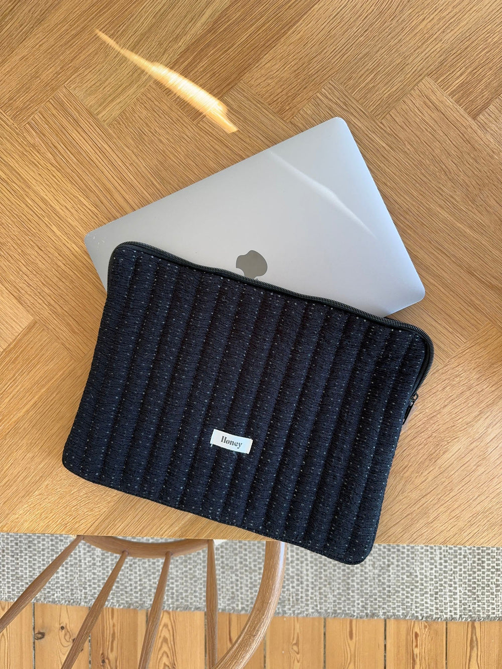 Honey computer sleeve - Black with white dots