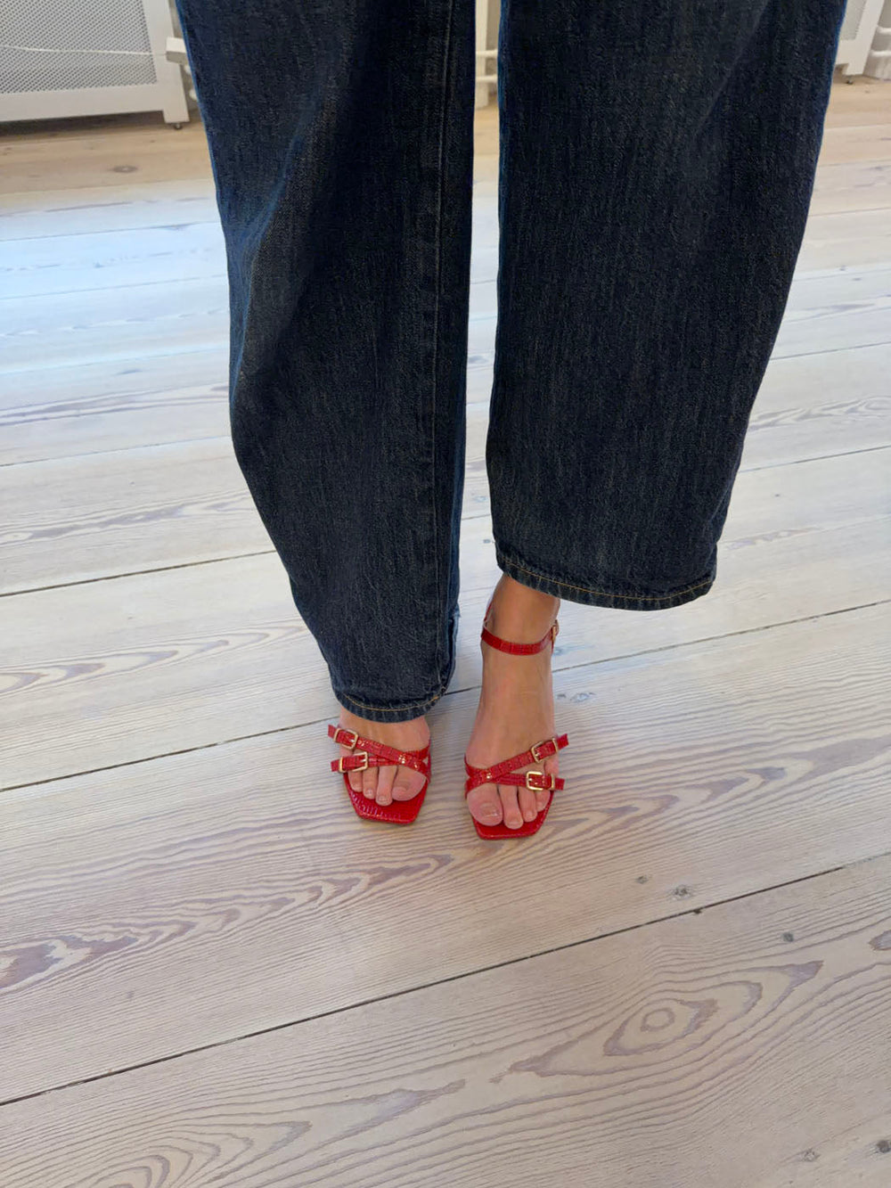 Katianna heels with buckle details – Red