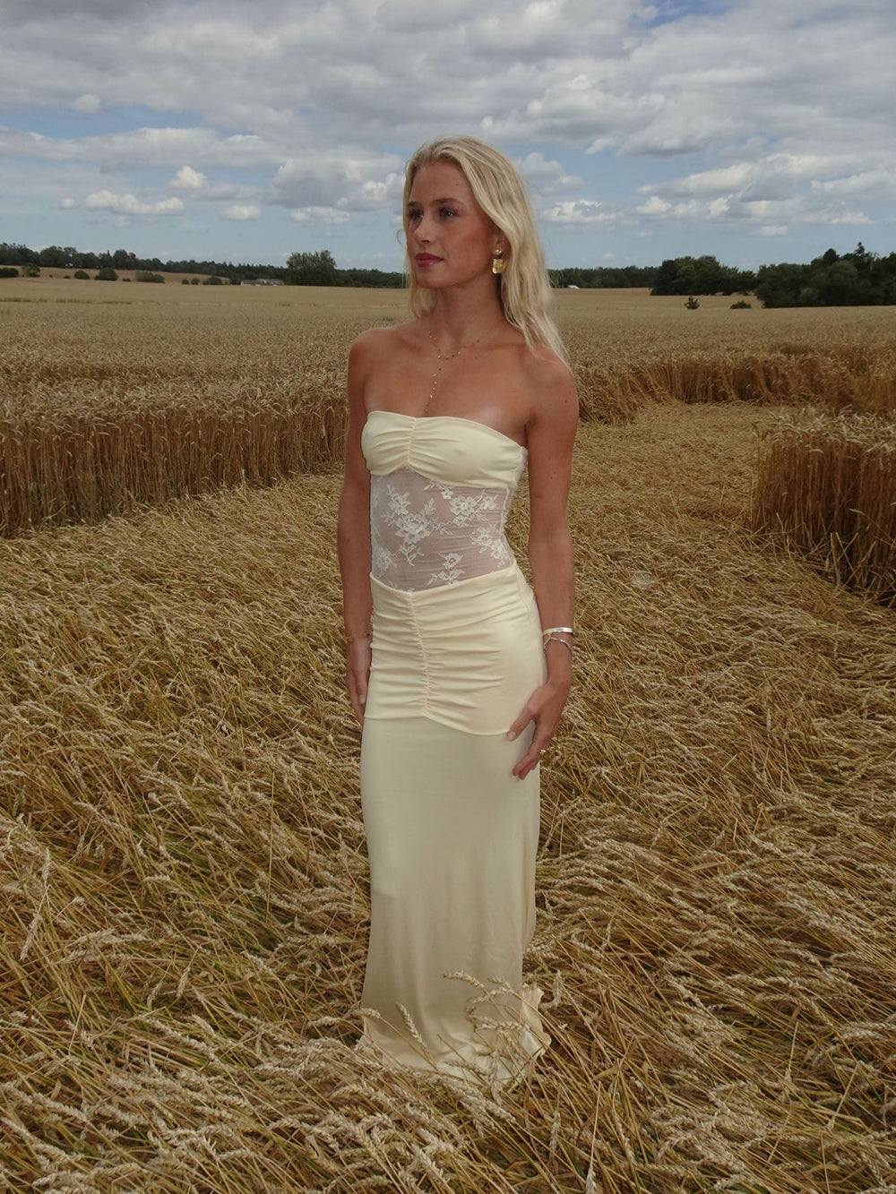 Saxo dress with lace details – Light yellow