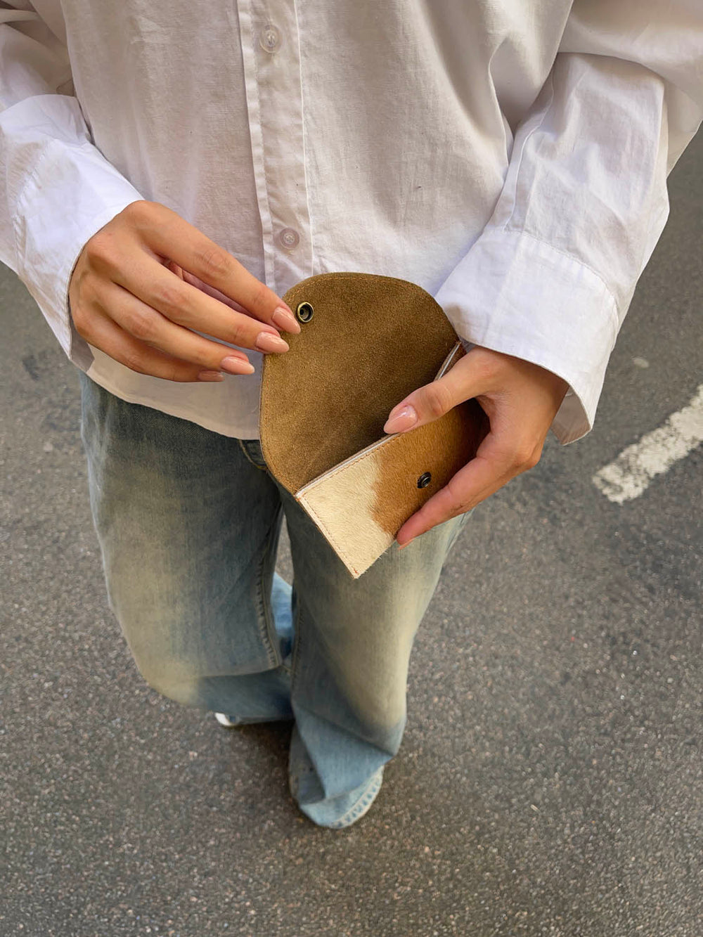 Nuvia cowhide purse with button – Light brown/caramel