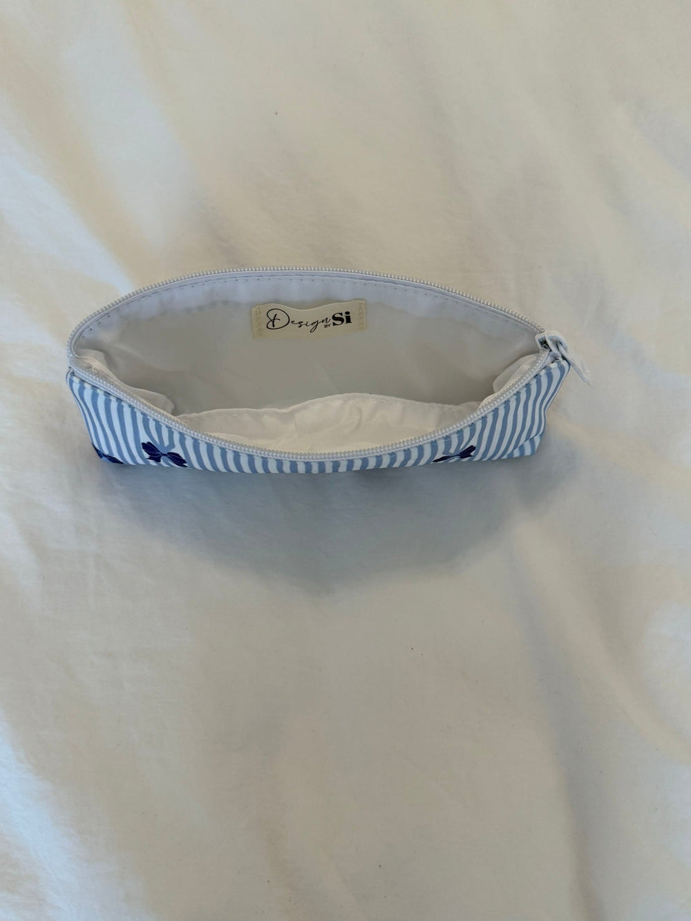 Honey small toiletry bag – White/light blue stripes with blue bows