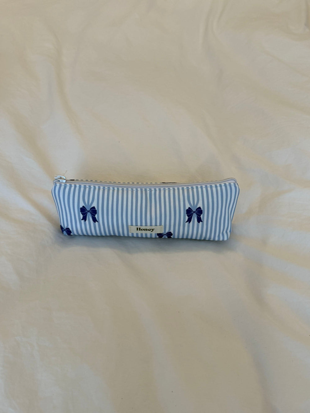 Honey small toiletry bag – White/light blue stripes with blue bows