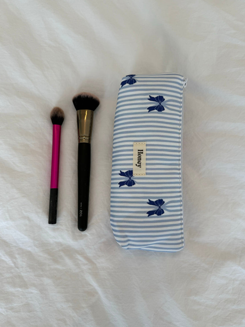 Honey small toiletry bag – White/light blue stripes with blue bows