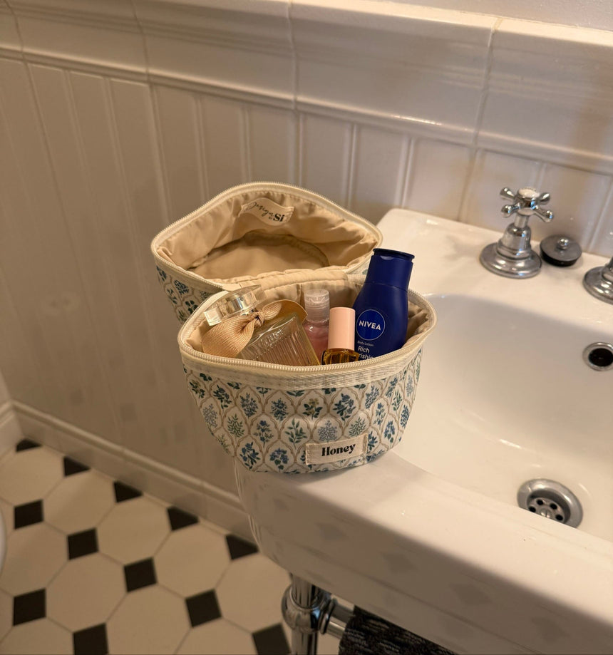 Honey small toiletry bag – White with various flowers