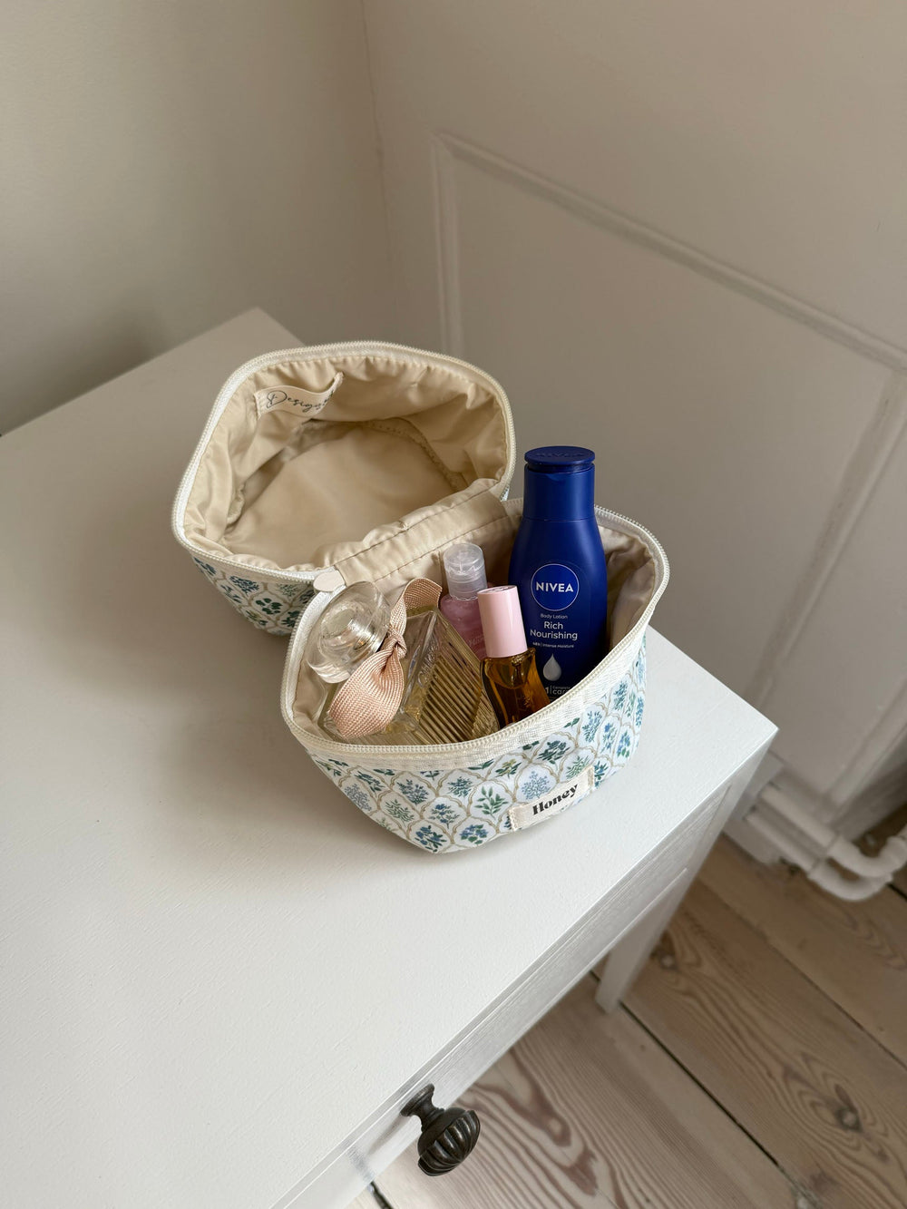 Honey small toiletry bag – White with various flowers