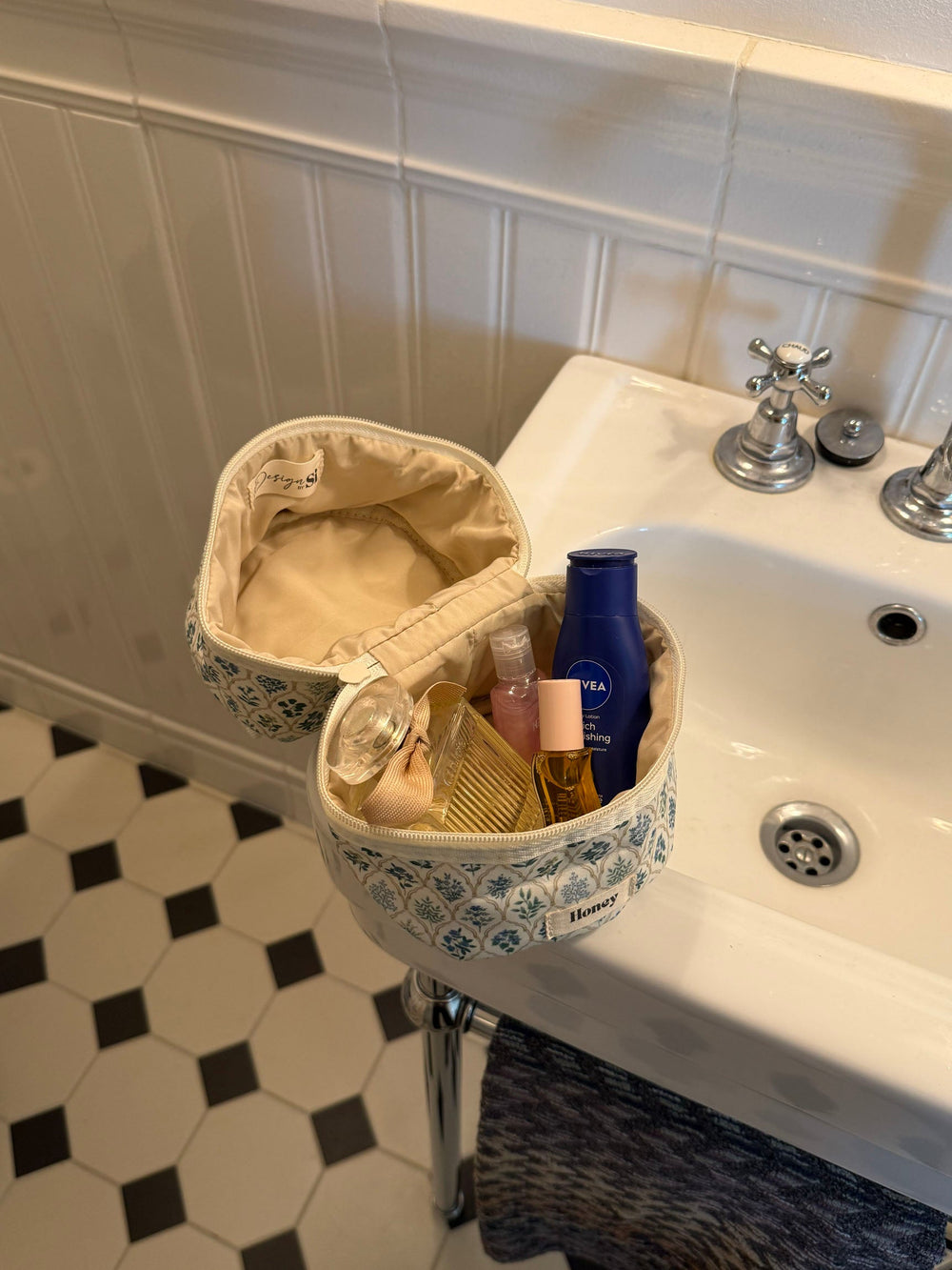 Honey small toiletry bag – White with various flowers