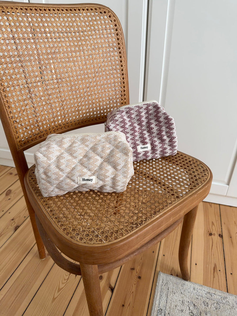 Honey small toiletry bag with pattern - Beige/red