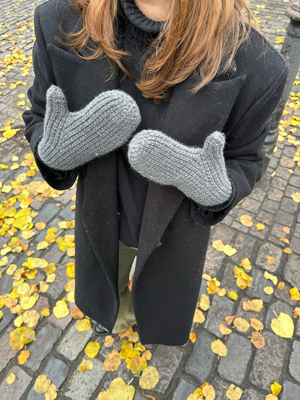 Alfina mittens - Dark grey