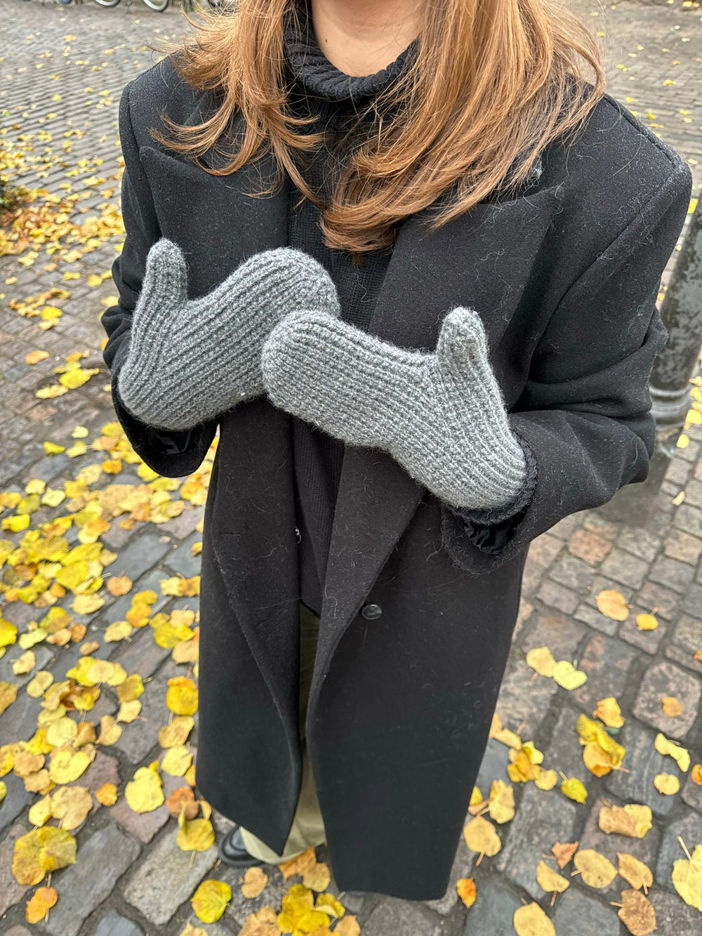 Alfina mittens - Dark grey