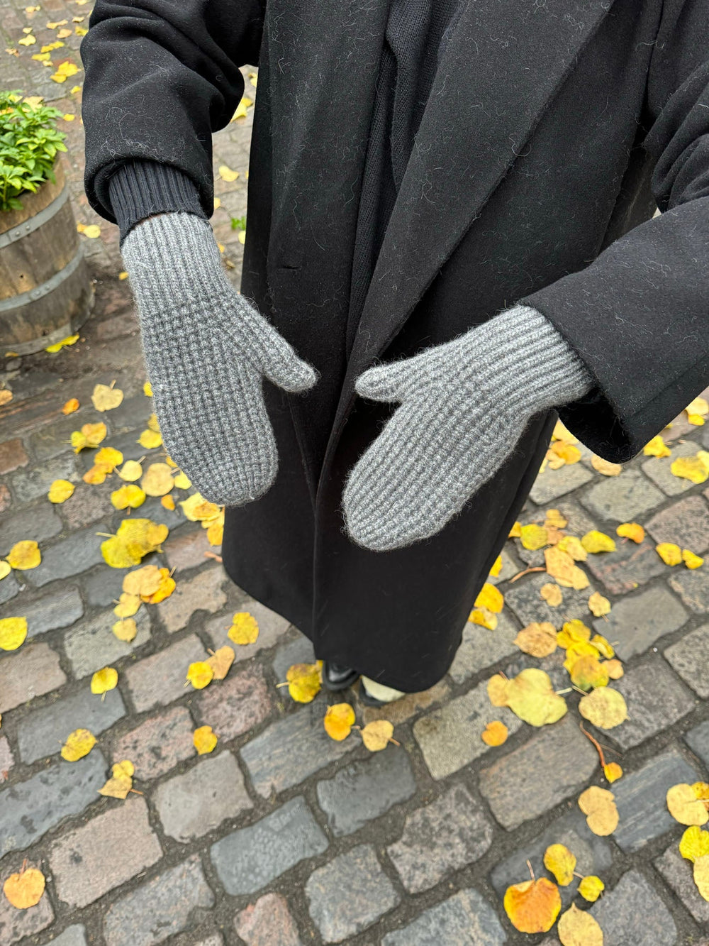 Alfina mittens - Dark grey