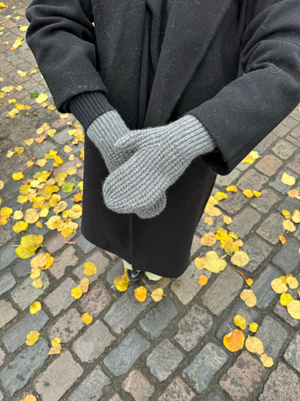 Alfina mittens - Dark grey
