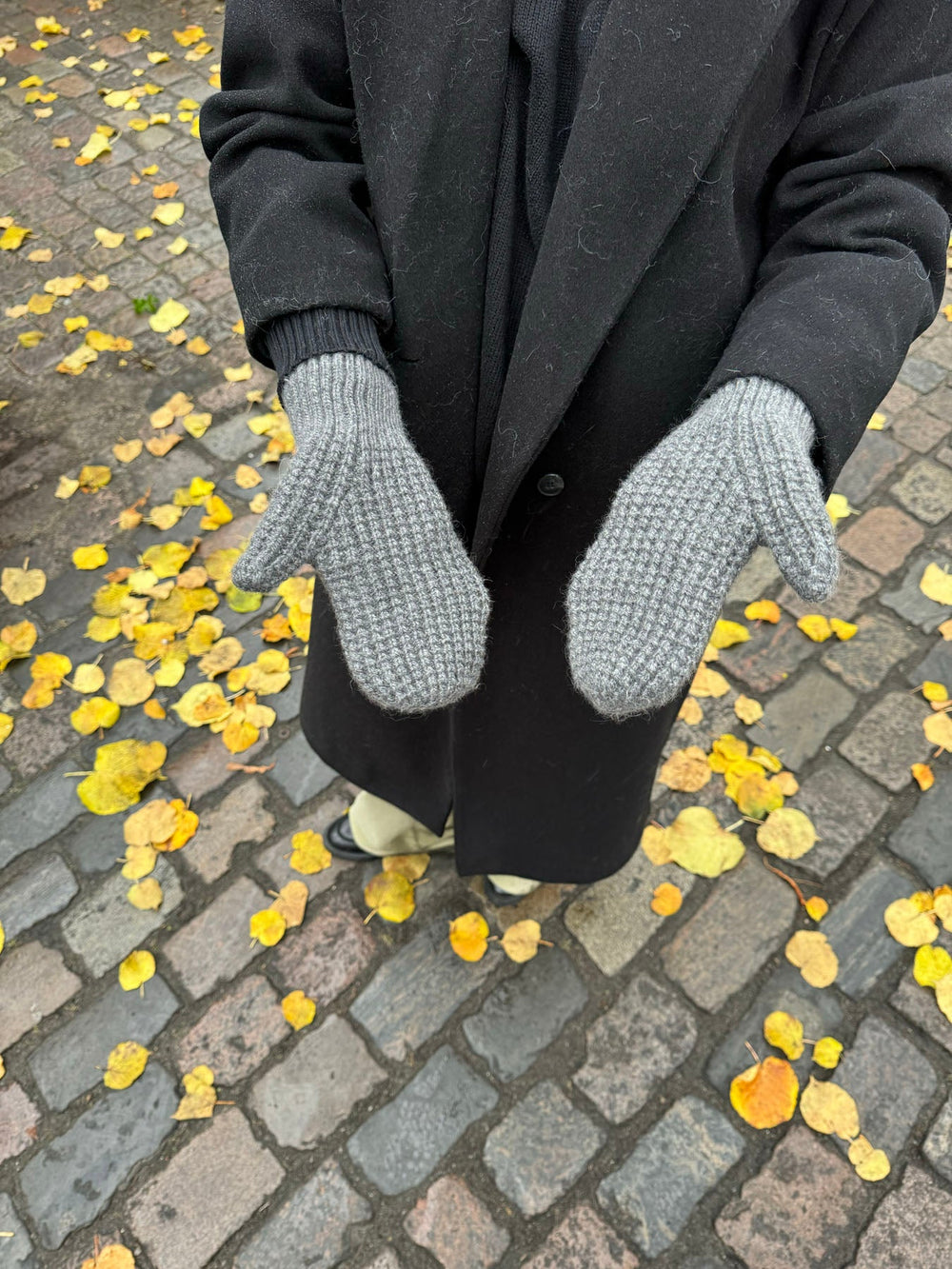 Alfina mittens - Dark grey