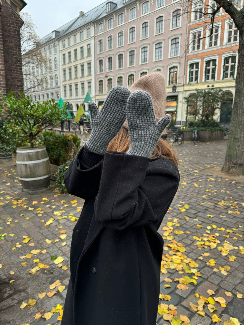 Alfina mittens - Dark grey