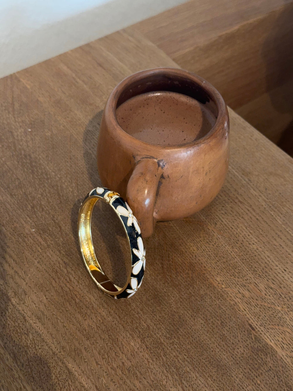 Arna bracelet with flowers – Black/gold