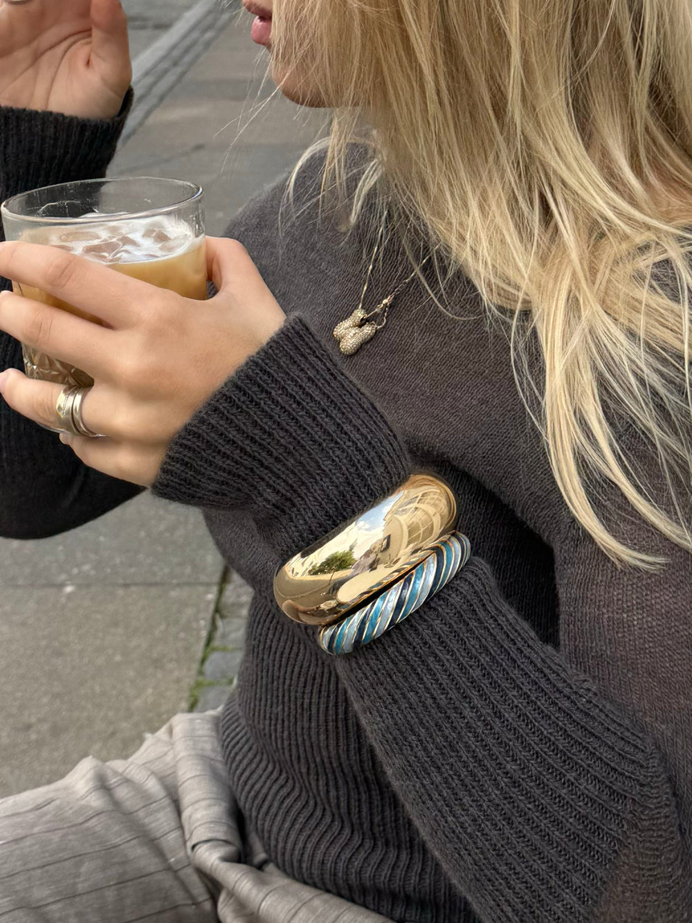 Eivora bracelet with stripes – Blue shades/gold