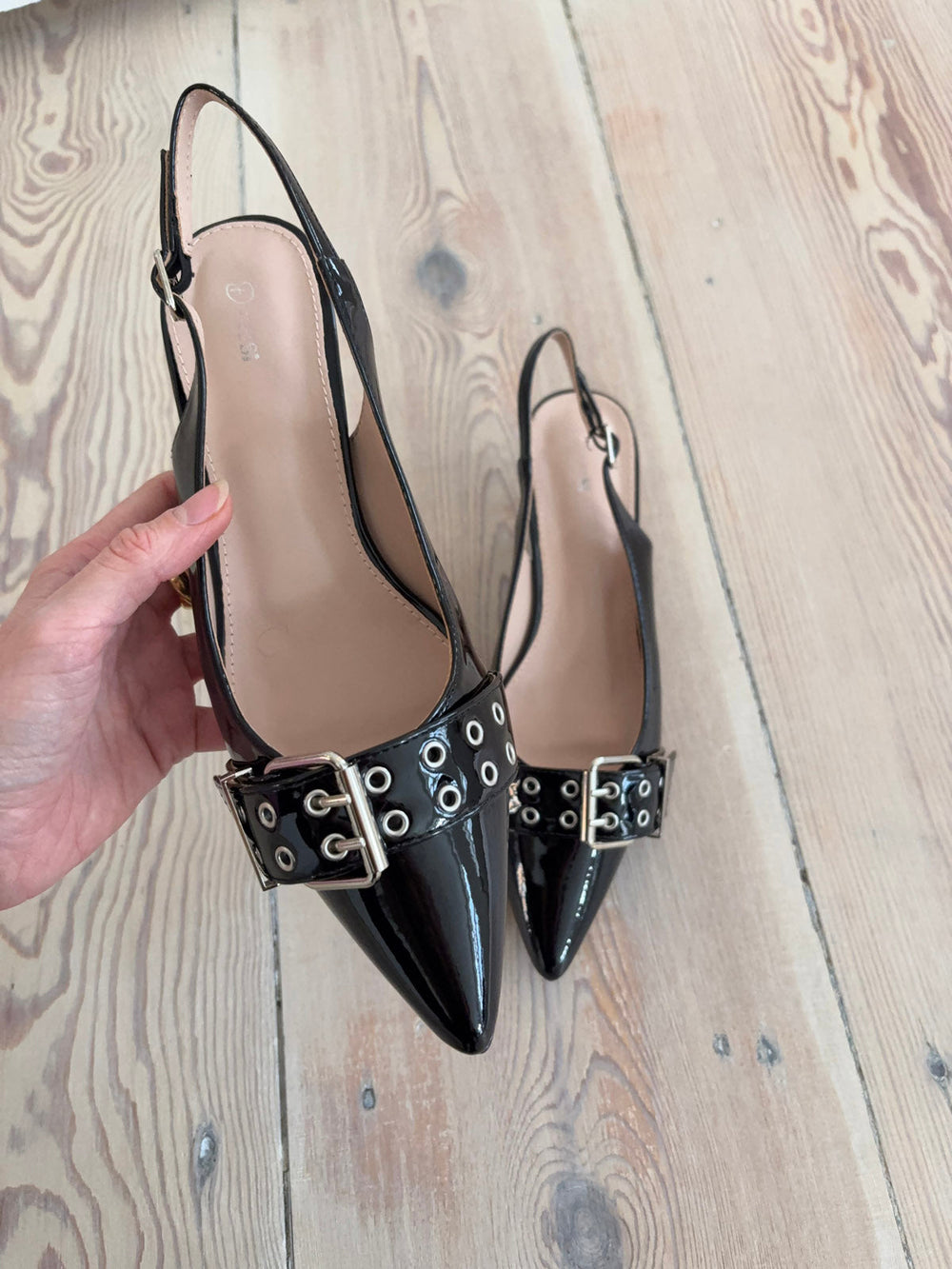 Bobla heels with buckle – Black