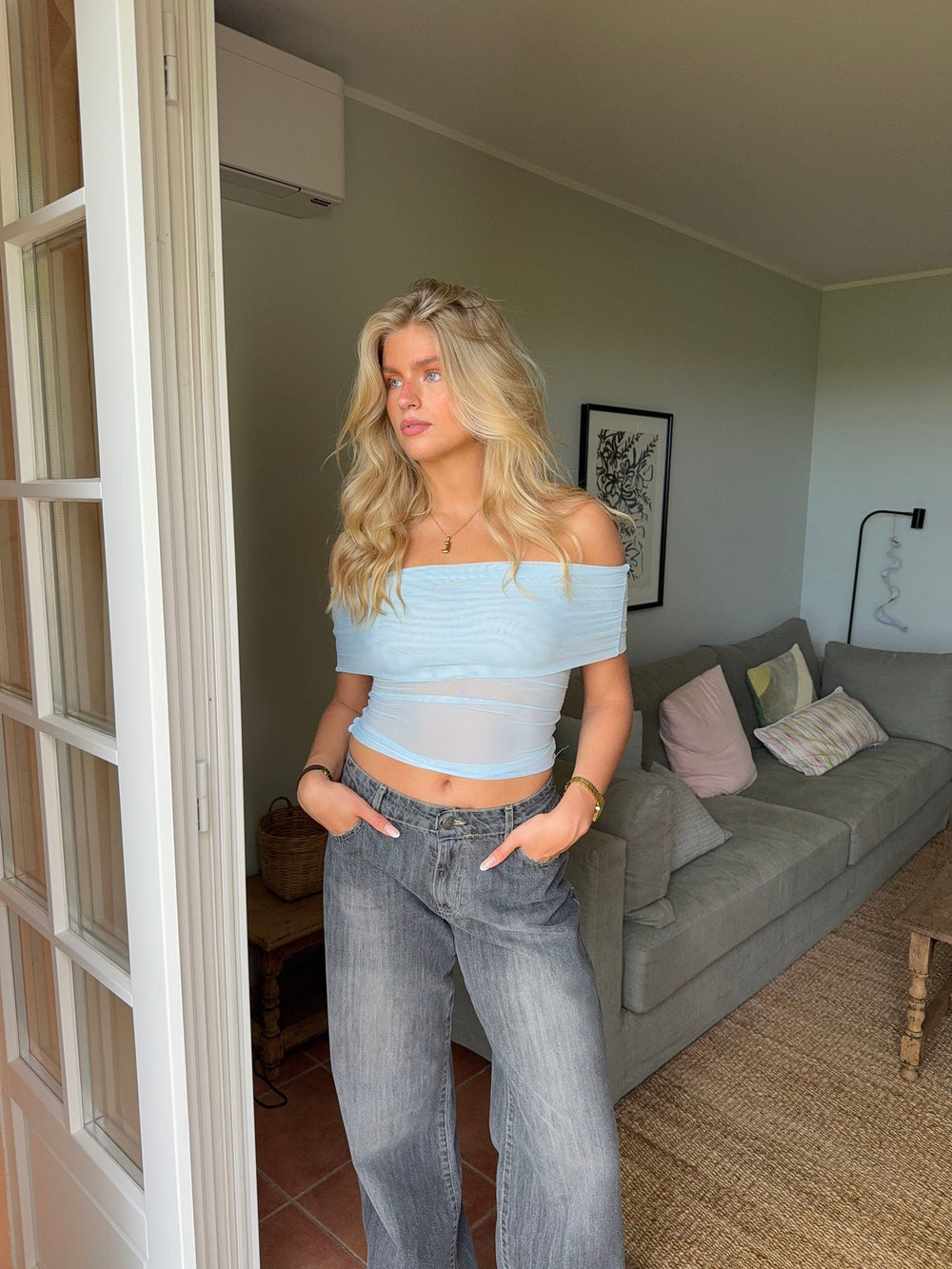Victoire off-shoulder top in mesh – Light blue