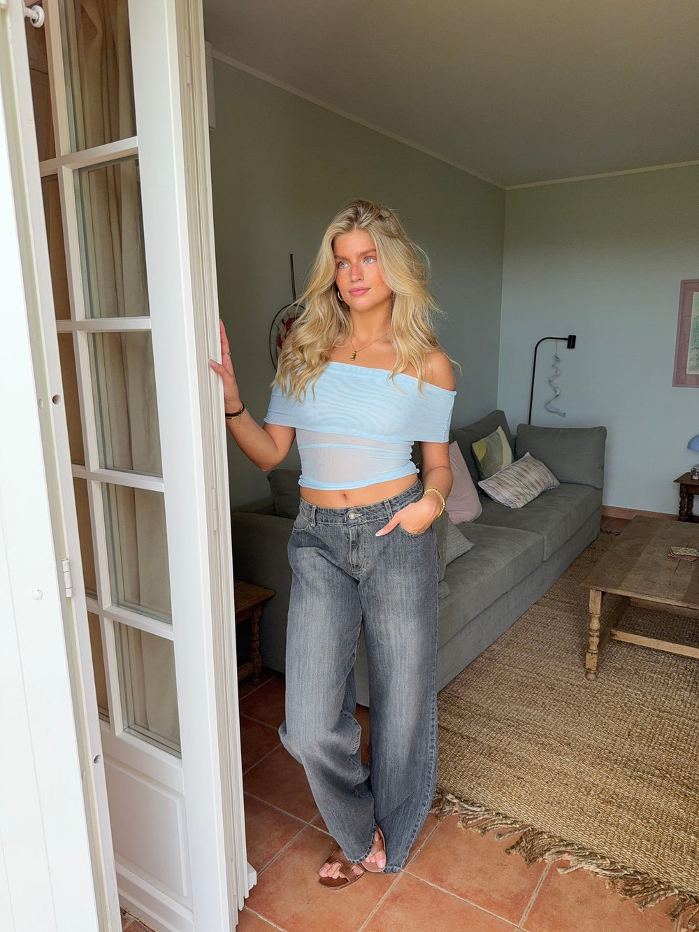 Victoire off-shoulder top in mesh – Light blue