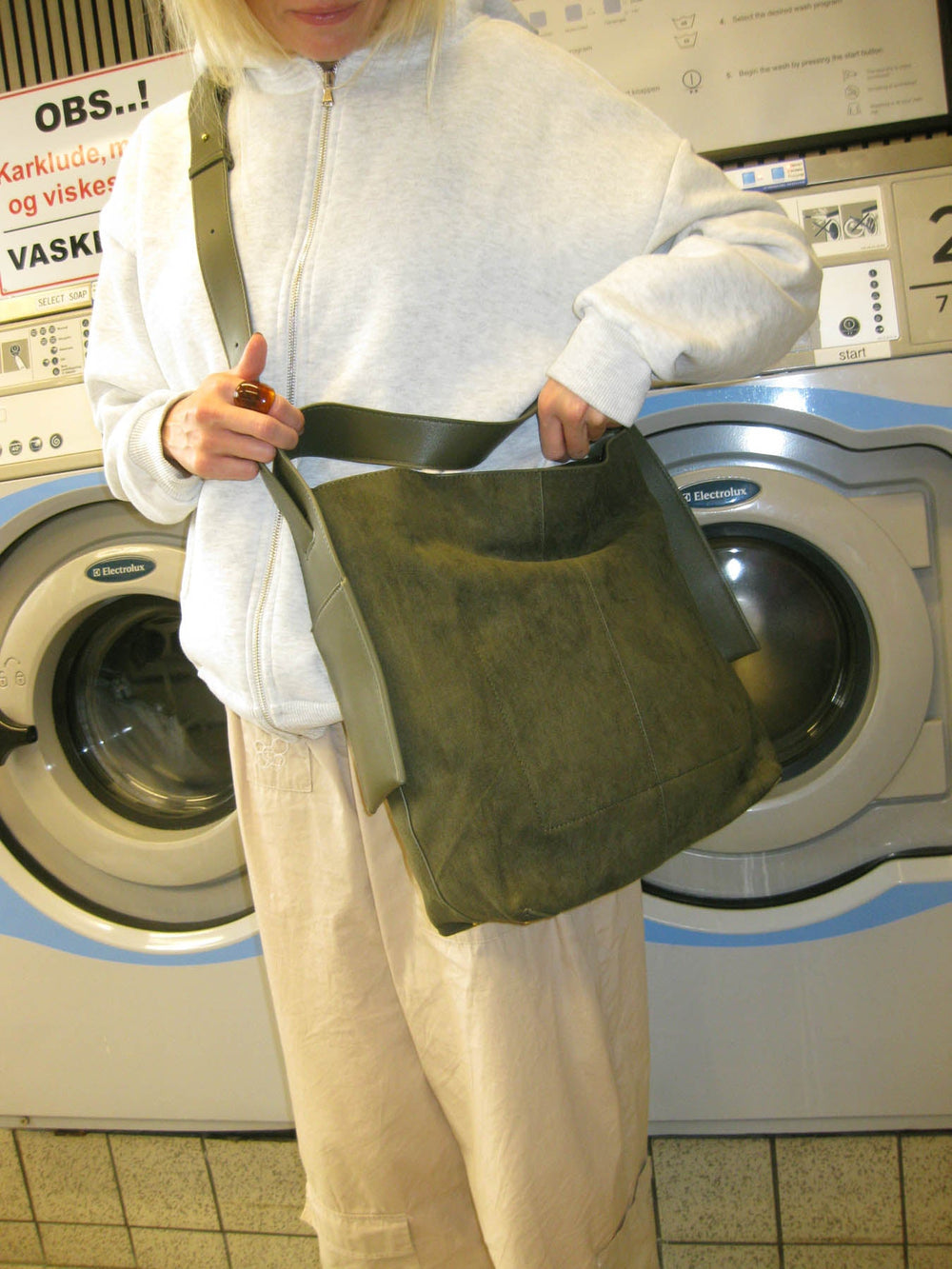 Sile suede shoulder bag with side pockets - Khaki