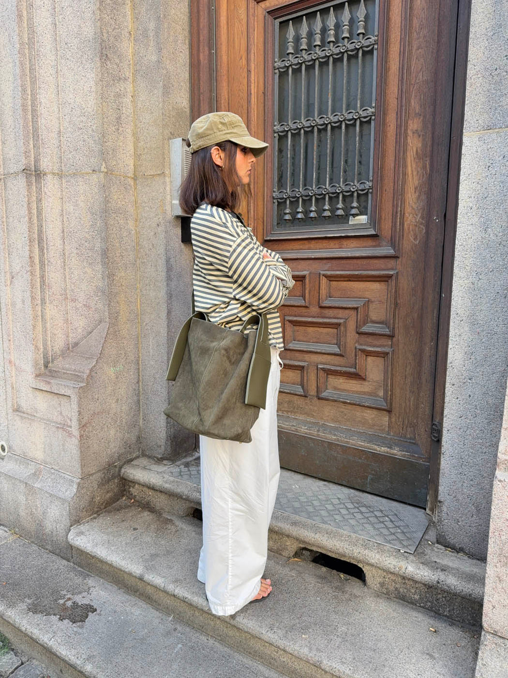Sile suede shoulder bag with side pockets - Khaki