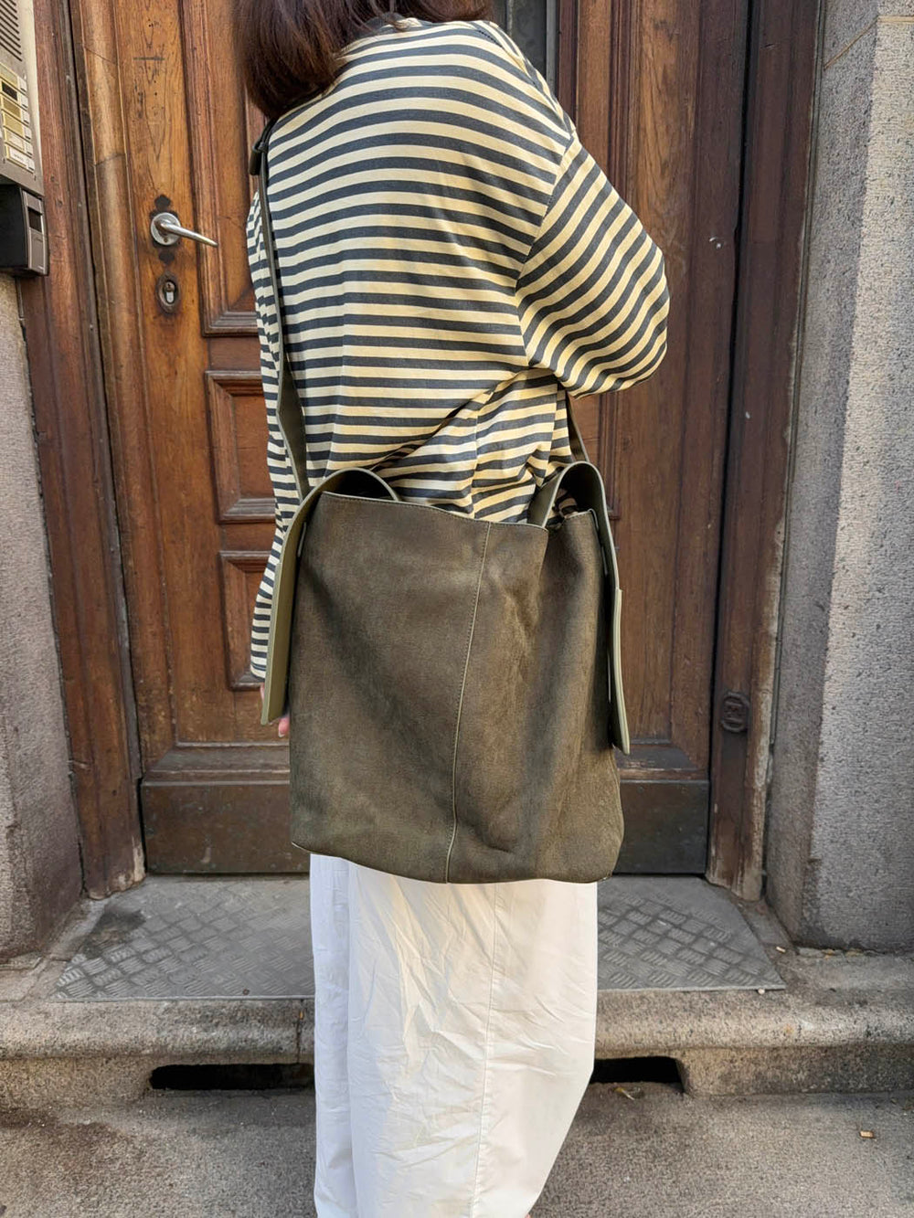 Sile suede shoulder bag with side pockets - Khaki