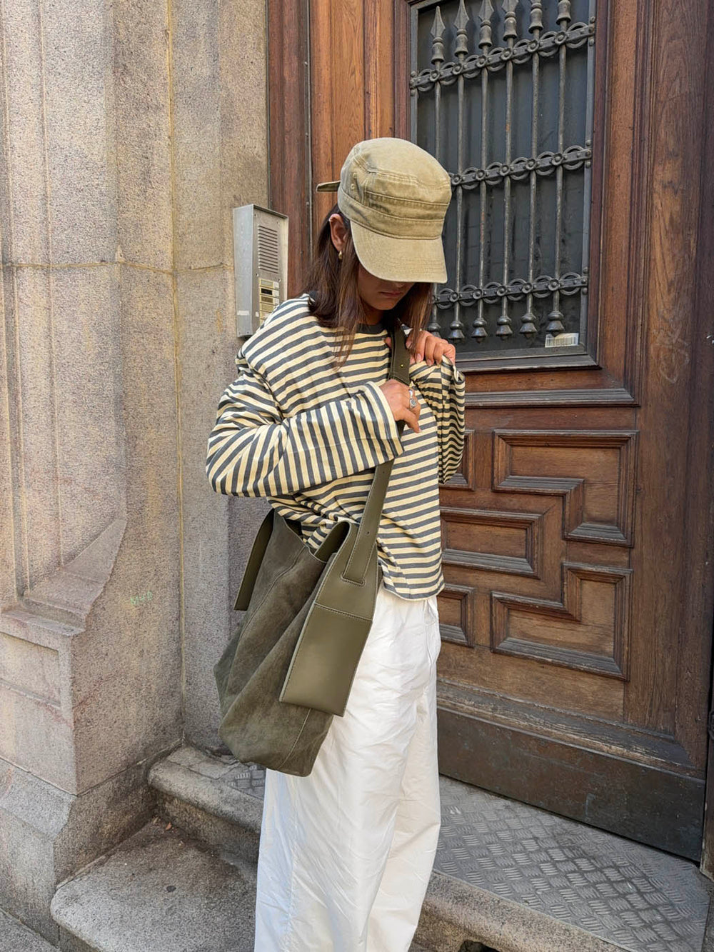 Sile suede shoulder bag with side pockets - Khaki