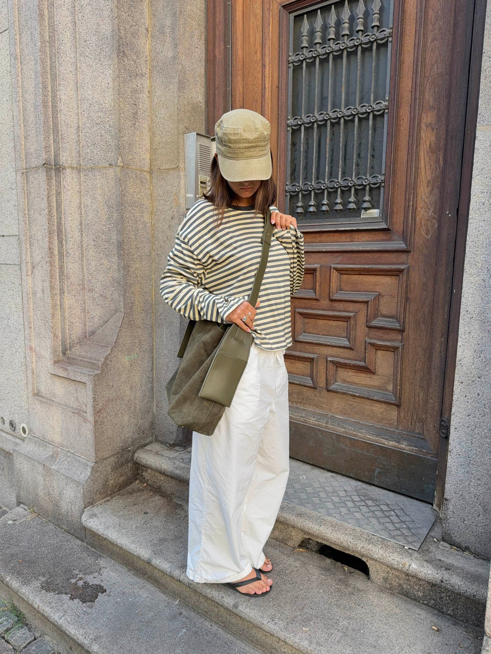 Sile suede shoulder bag with side pockets - Khaki