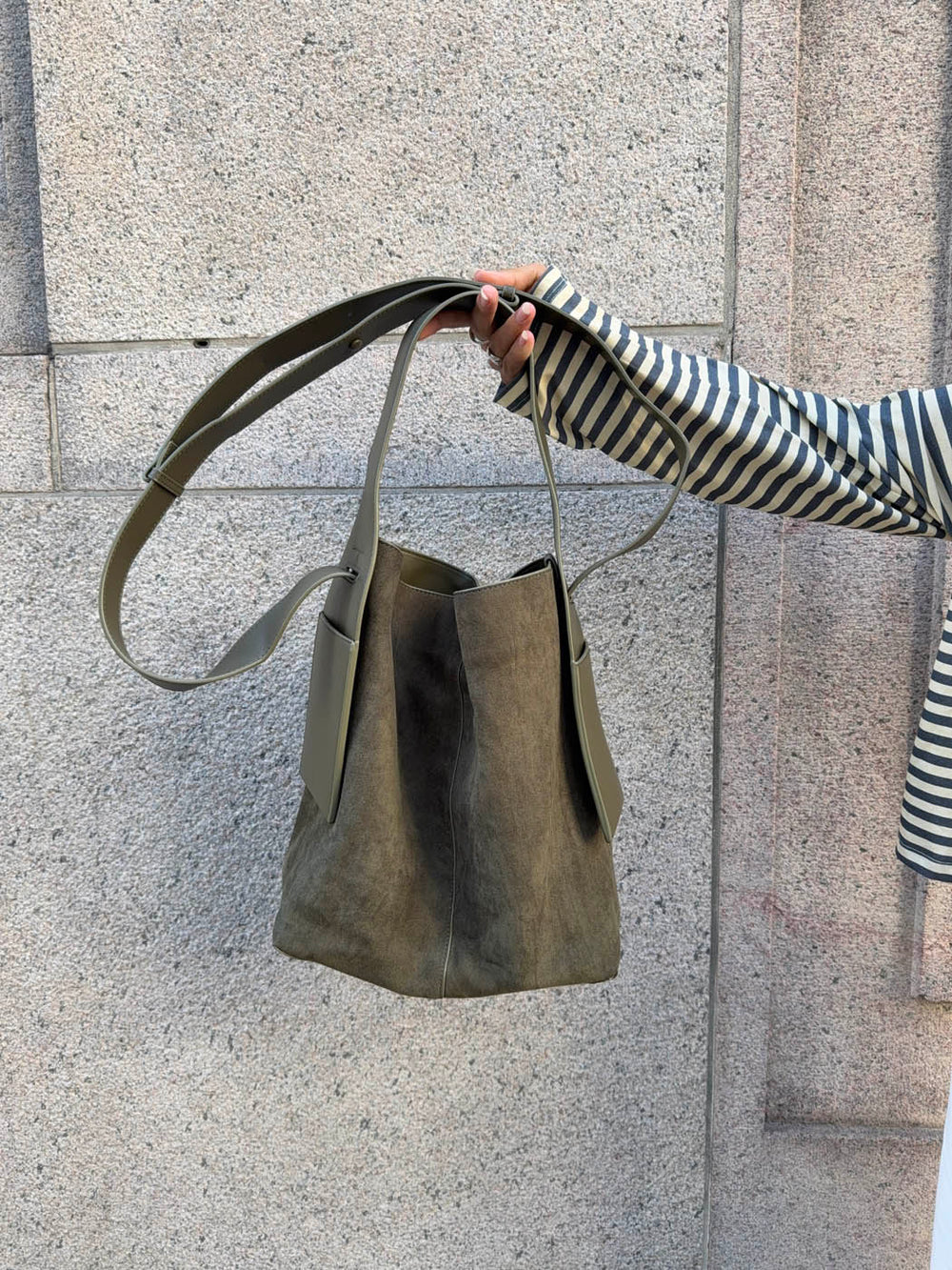 Sile suede shoulder bag with side pockets - Khaki