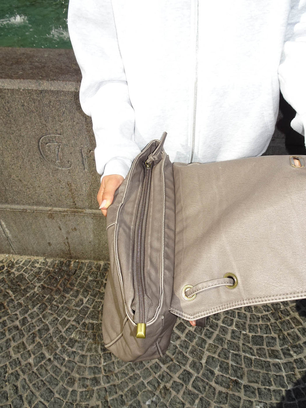 Vilo shoulder bag with buckle - Brown