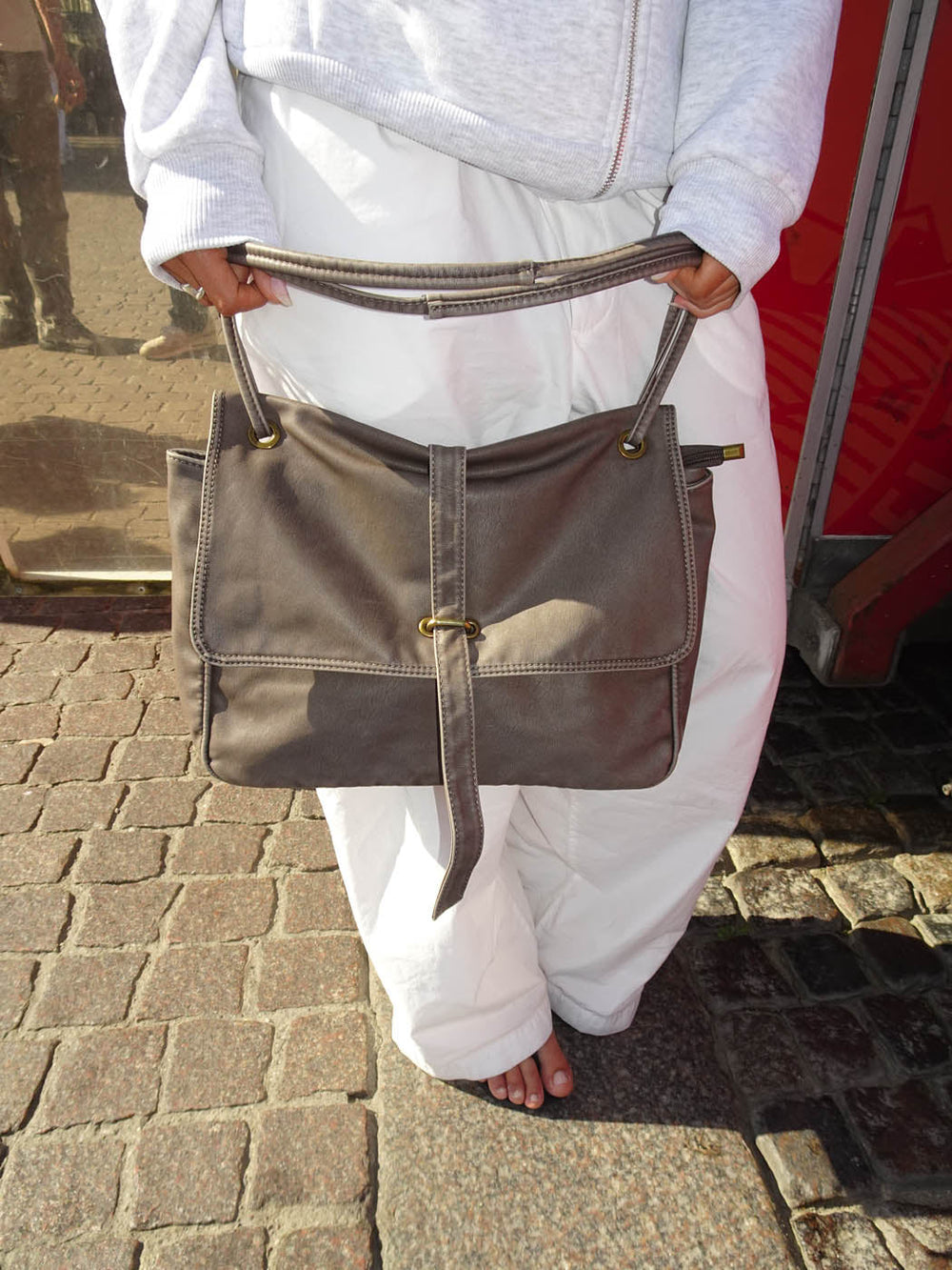Vilo shoulder bag with buckle - Brown