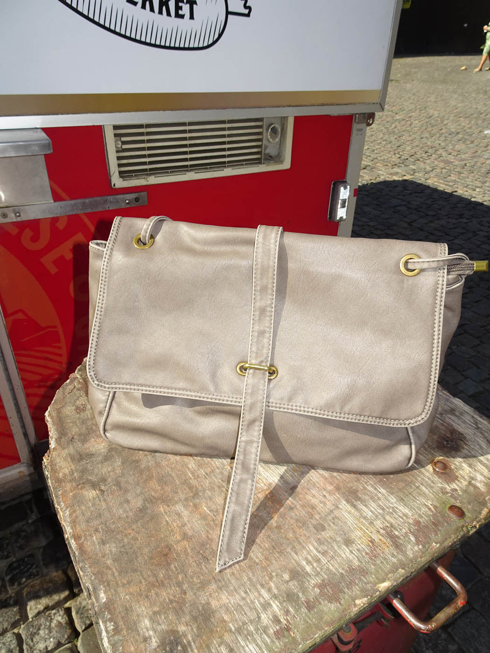 Vilo shoulder bag with buckle - Brown