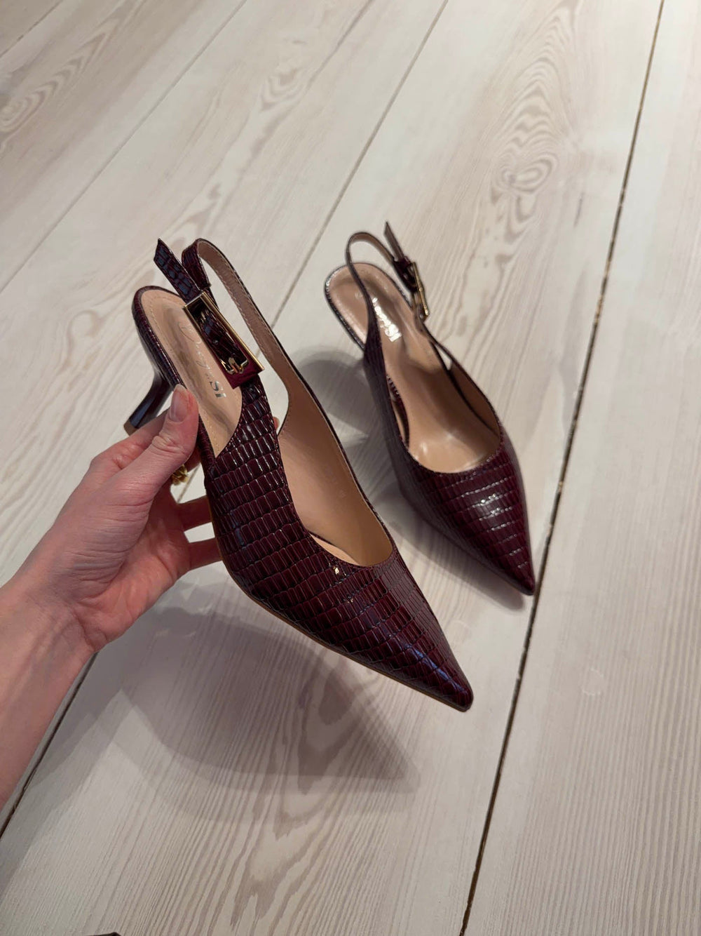 Karline slingback mules with crocodile print – Dark red