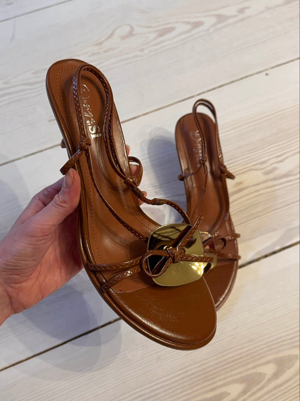 Maja heels with gold and bow detail – Brown/gold