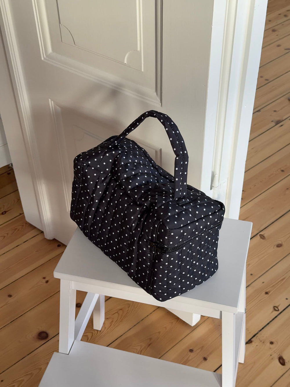 Honey large polka dotted toiletry bag with handle – Black/white
