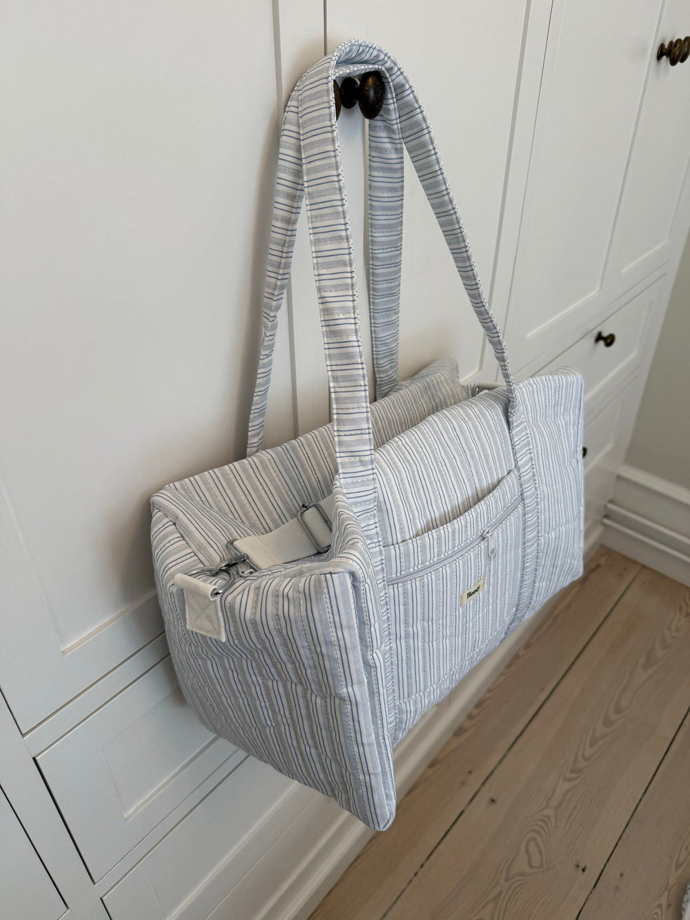 Honey large bag with crossbody strap – White with blue stripes