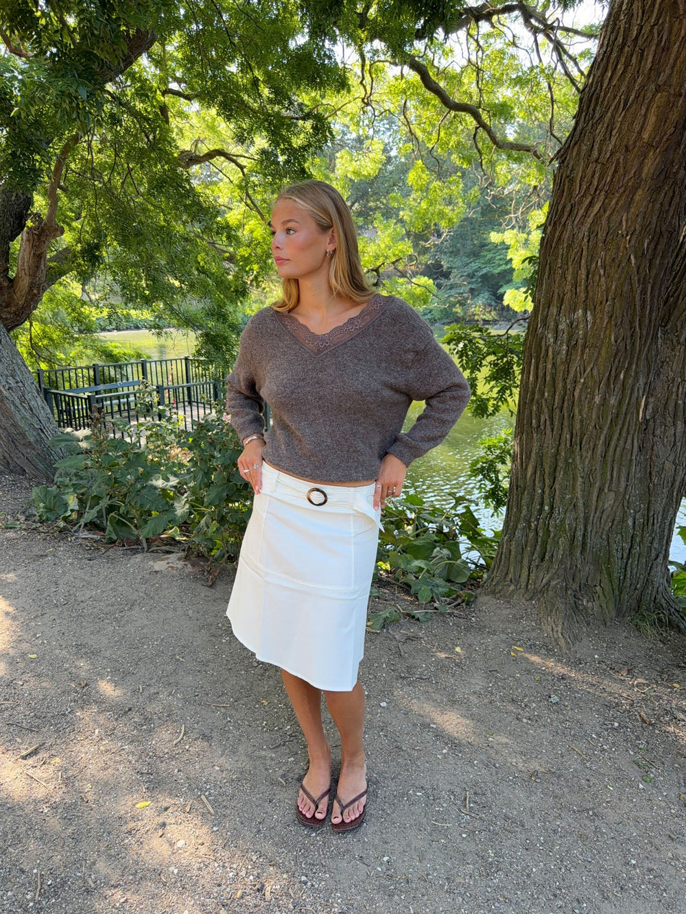 Stina knit with lace details - Brown