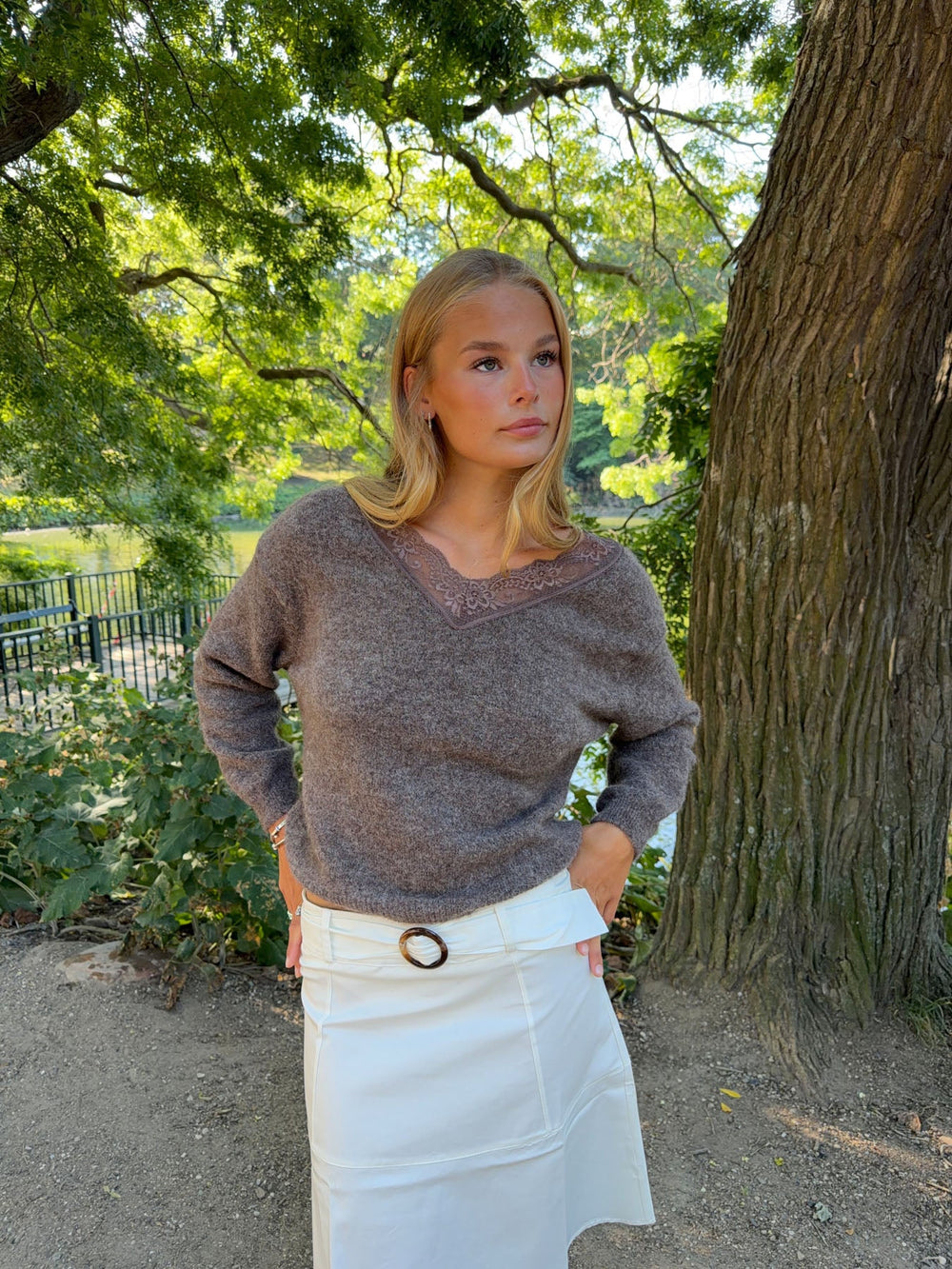 Stina knit with lace details - Brown