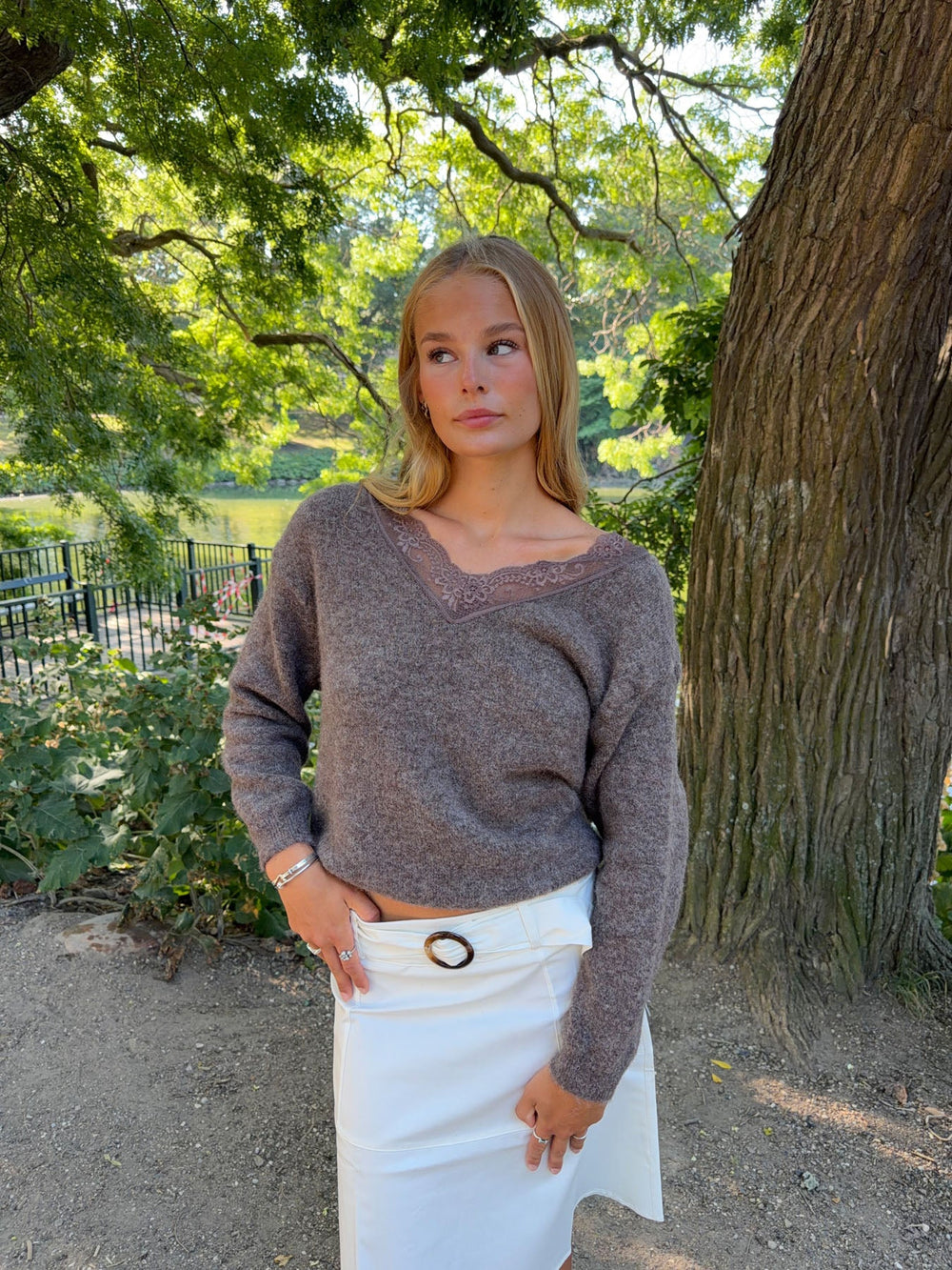 Stina knit with lace details - Brown