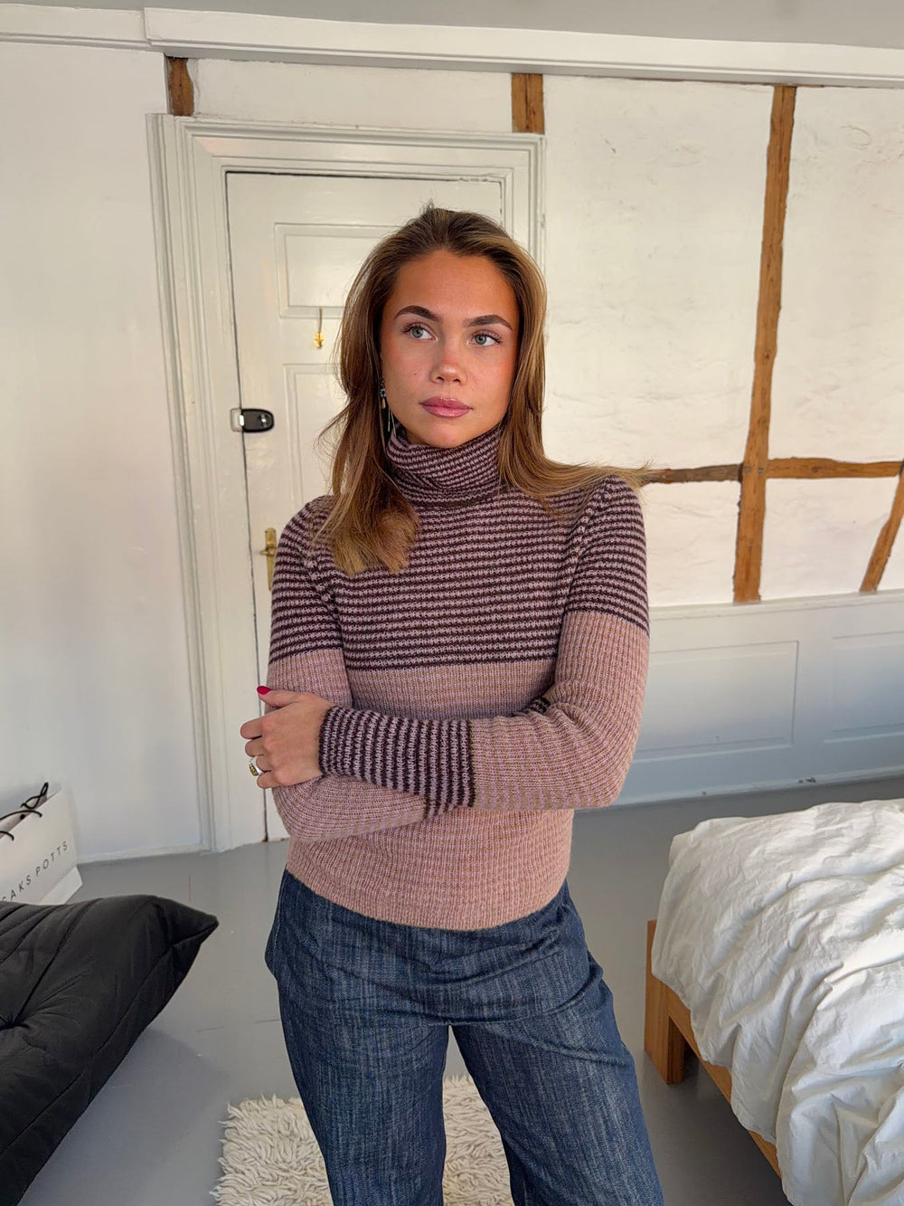 Swela knitted sweater with turtleneck – Dark brown/pink
