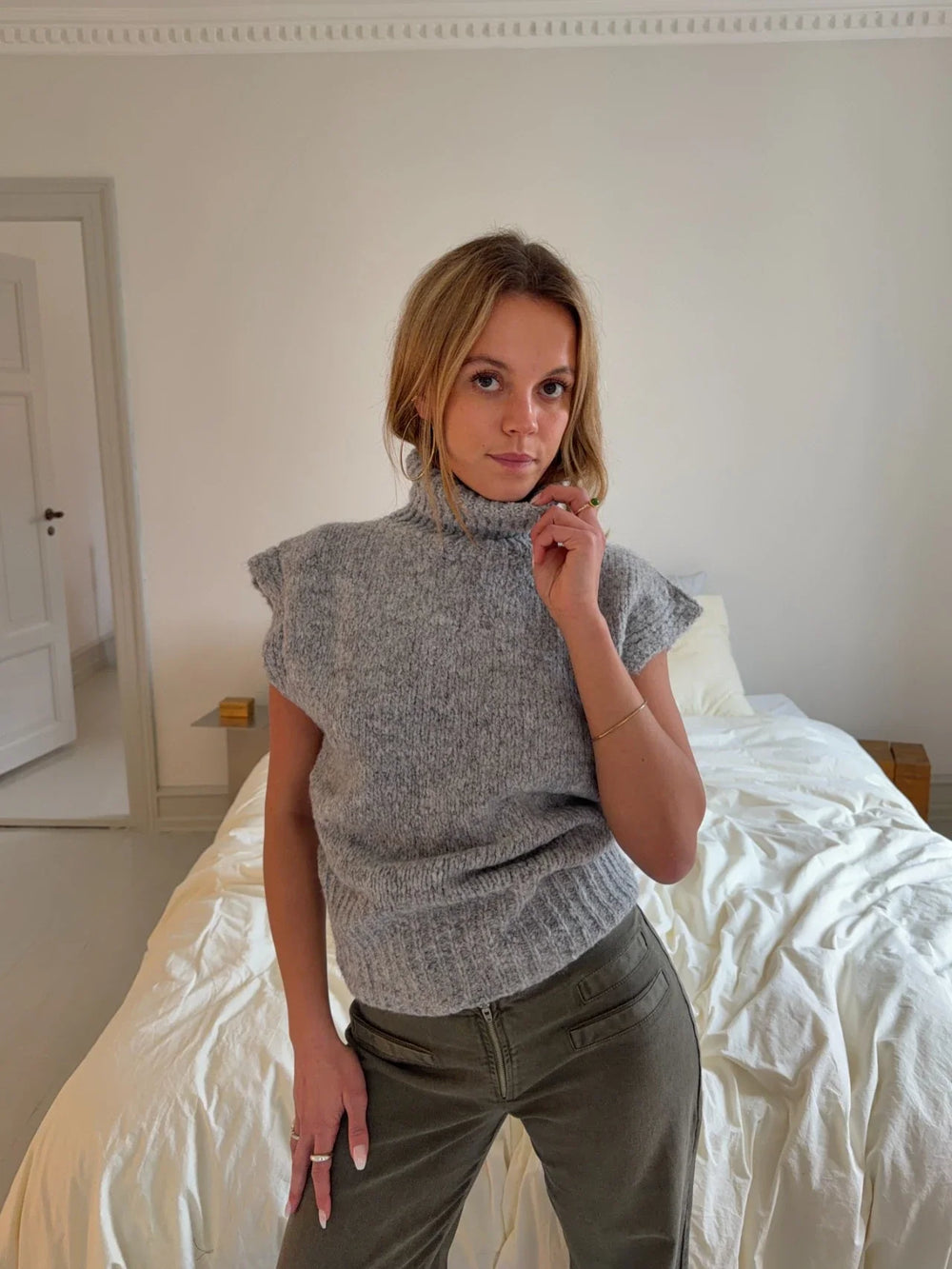 Nivena strikvest with turtleneck - Light grey