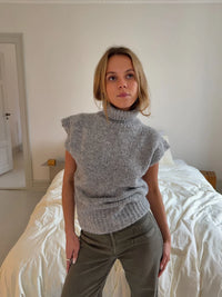 Nivena strikvest with turtleneck - Light grey