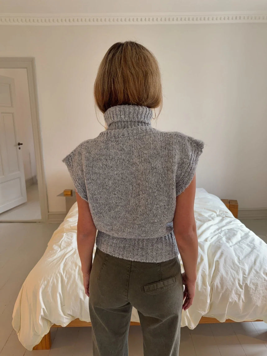 Nivena strikvest with turtleneck - Light grey
