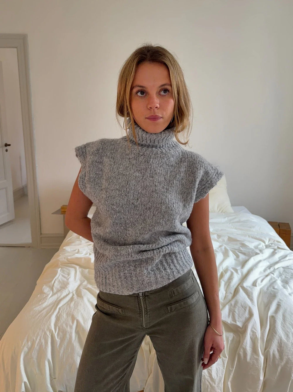 Nivena strikvest with turtleneck - Light grey