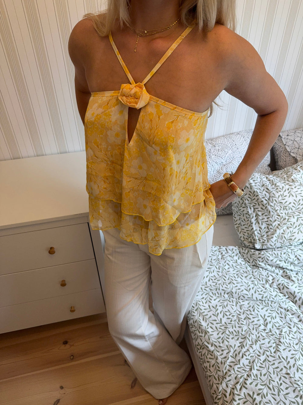 Albertia top with flower – Yellow/white