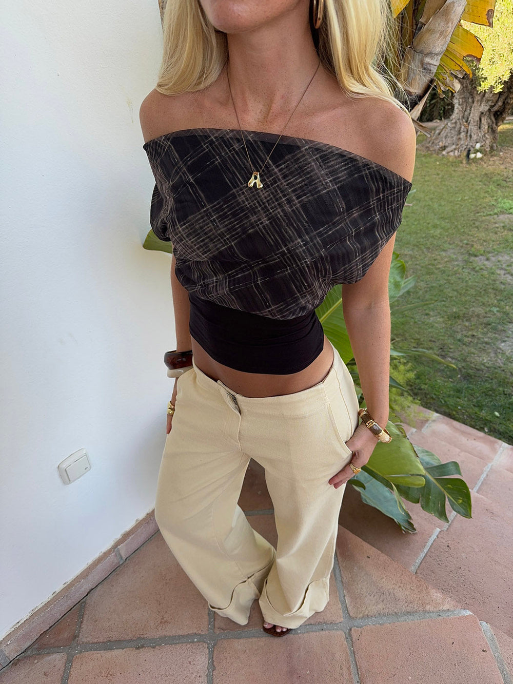 Nila fitted top with open back – Black/brown